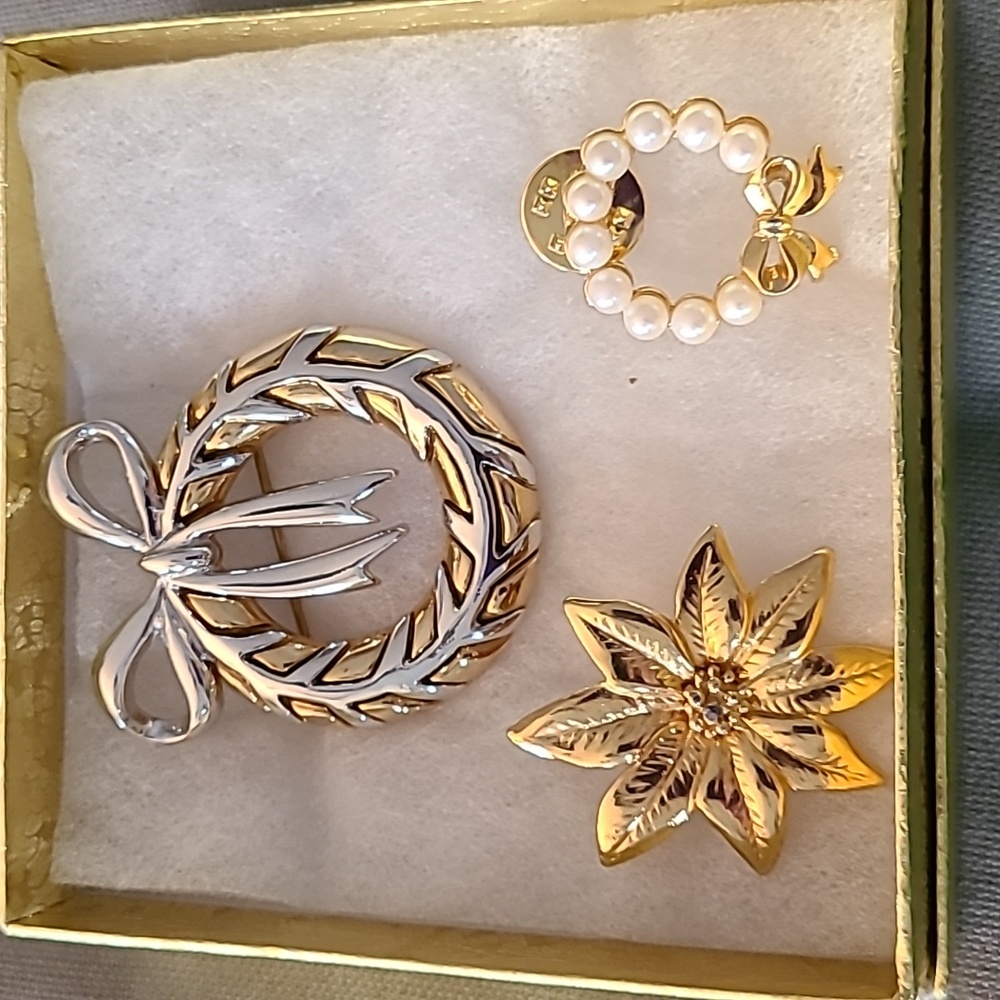 NWOT Holiday Pin Set